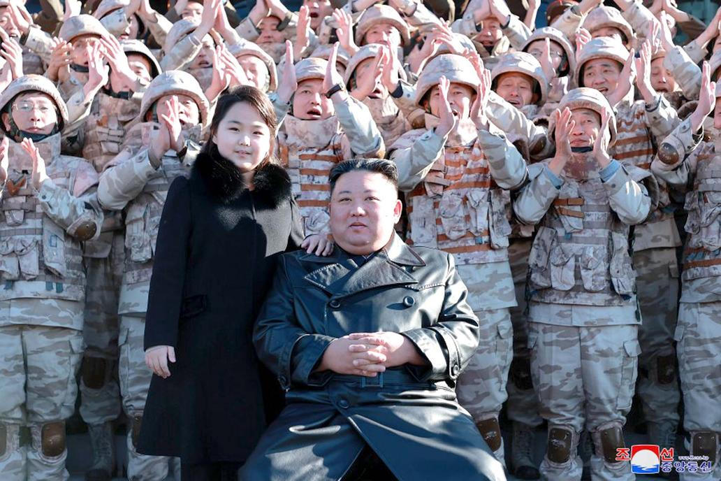 Generální tajemník Korejské strany práce a předseda pro státní záležitosti Korejské lidově demokratické republiky soudruh Kim Čong Un se na pamamátku nechal vyfotografovat s personálem, který přispěl k úspěšnému zkušebnímu odpálení nového typu mezikontinentální balistické rakety Hwasongpcho-17, tolik oficiální popisek agentury KCNA.