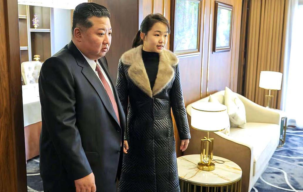 Kim Čong-un otevřel dnes v Pchjongjangu novou bytovou čtvrť pro rodiny vojáků, kteří padli při vojenských operacích v zahraničí. Na snímku s dcerou prohlížejí vybavení bytu.