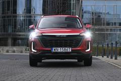 BAIC X35 – od 399 900 Kč. Čínský model je nejlevnějším SUV na trhu, pod kapotou je přitom přeplňovaná benzinová patnáctistovka se 110 kW v kombinaci s manuální šestistupňovou převodovkou. Výbava obsahuje třeba manuální klimatizace, rádio s osmipalcovou obrazovkou a zrcadlením chytrých telefonů, couvací kameru, LED světla, 17palcová litá kola, střešní okno či metalízu.