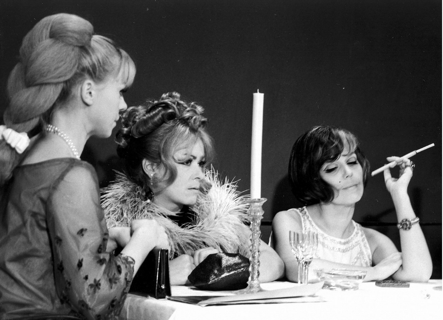 Iva Janžurová, Jiřina Bohdalová a Jiřina Jirásková v hudební komedii režiséra Zdeňka Podskalského Světáci.