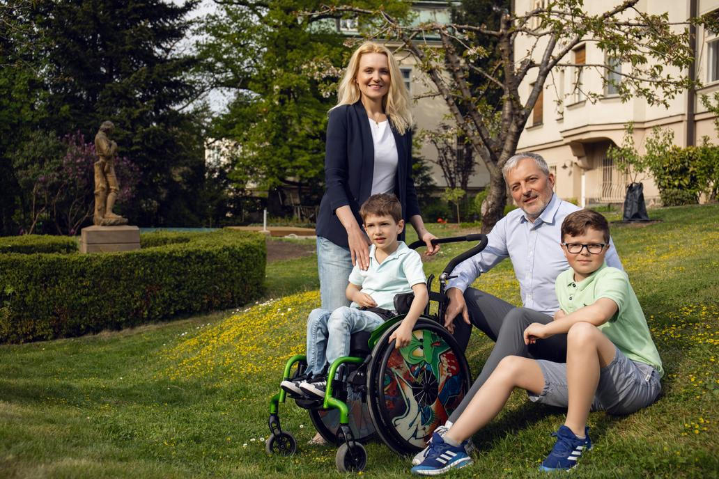 Celá rodina pohromadě. Táta Jan se „díky“ Maxíkovu stal záchranářem. Lenka Helena Koenigsmark