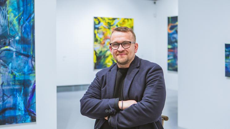 Tvorbu malíře Martina Salajky prostupuje motto "Vše je stejné a vše se mění." Uplatňuje v ní osobitá pravidla, barvy, tvary i svůj narativní jazyk.