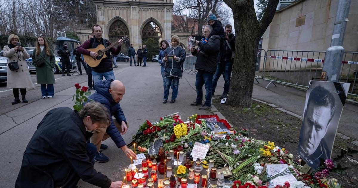 Více než sto lidí přišlo uctít památku ruského opozičního politika Navalného