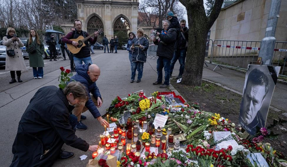 pietní shromáždění za Alexeje Navalného, květiny, svíčky, pietní místo