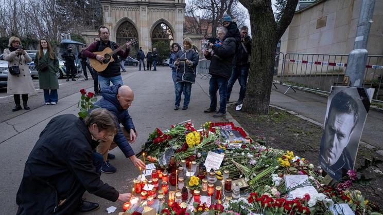 pietní shromáždění za Alexeje Navalného, květiny, svíčky, pietní místo