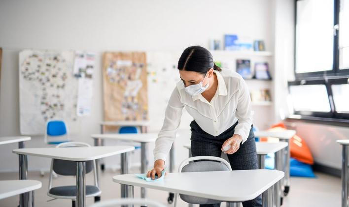 Škola, příprava, dezinfekce, roušky, čištění, školní rok, učitel, uklízečka