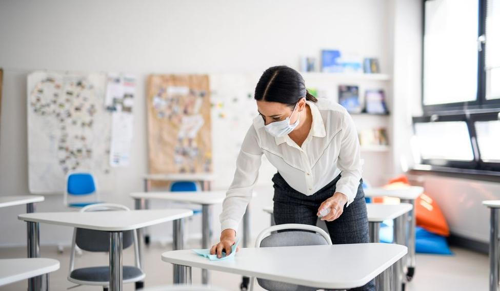 Škola, příprava, dezinfekce, roušky, čištění, školní rok, učitel, uklízečka