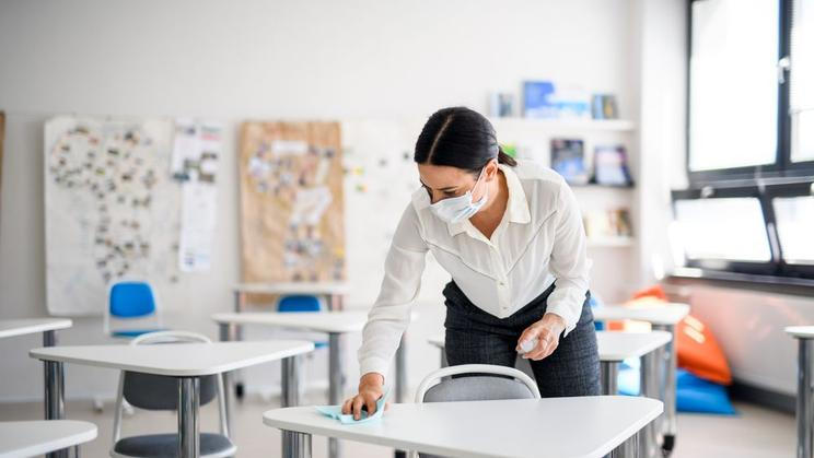 Škola, příprava, dezinfekce, roušky, čištění, školní rok, učitel, uklízečka