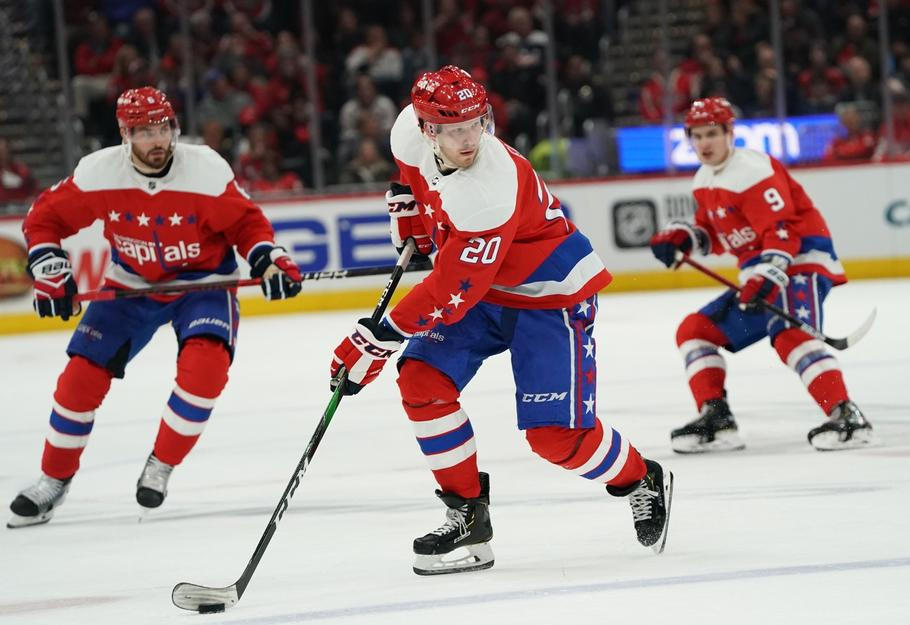 Lars Eller a vlevo za ním Michal Kempný v dresu Washingtonu