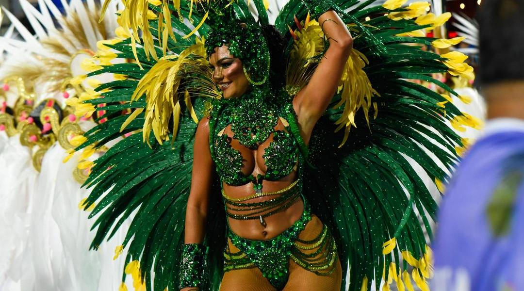 Atmosféra karnevalu v Rio de Janeiru každoročně přitahuje tisíce návštěvníků z celého světa
