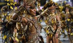 Barevné kostýmy a výrazné detaily patří k nejvýraznějším symbolům brazilského karnevalu.