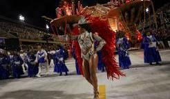 Tanečníci samba škol předvádějí měsíce připravované choreografie.