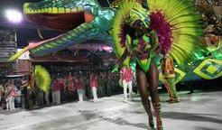 Ulice i tribuny zaplňují lidé, kteří si chtějí užít jedinečný svátek samby.