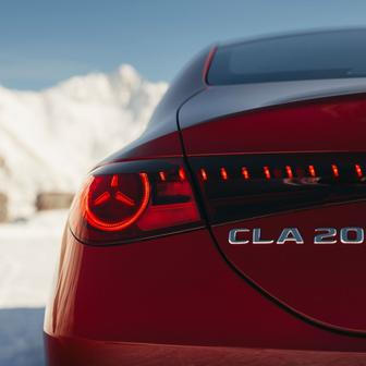 Třetí místo pro Mercedes-Benz. Na druhou Škodovku ztrácí pouhých 96 aut.