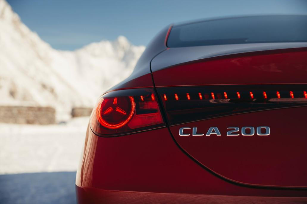 Třetí místo pro Mercedes-Benz. Na druhou Škodovku ztrácí pouhých 96 aut.