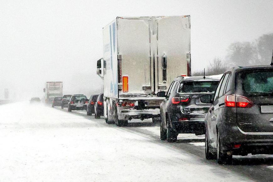 Policie varuje řidiče, aby kvůli sněhové kalamitě vůbec nenajížděli na D1 na Vysočině
