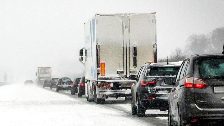 Německo-sníh-počasí-námraza-dálnice-kolona-ledovka