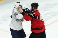 Tom Wilson a Pierre Crinon  v bitce v zápase Kanada - Francie na ZOH 2026