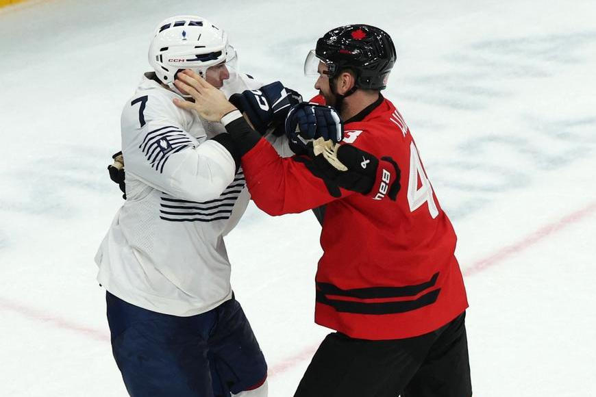 Francouzi poslali domů svého zlého muže. Na ledě se pral a provokoval fanoušky
