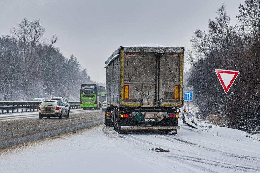 Sněhová kalamita ochromila dopravu v Česku. Silničáři hlásí nehody a dlouhé kolony