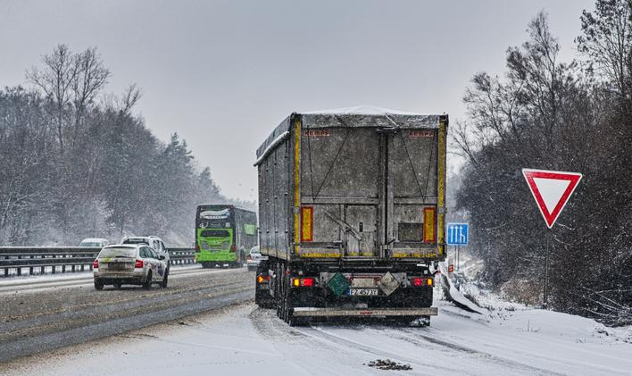 dálnice D1, sníh, kamion, autobus, auta, automobily