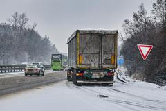 dálnice D1, sníh, kamion, autobus, auta, automobily