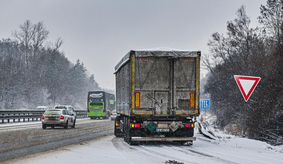 dálnice D1, sníh, kamion, autobus, auta, automobily