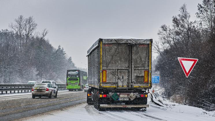 dálnice D1, sníh, kamion, autobus, auta, automobily