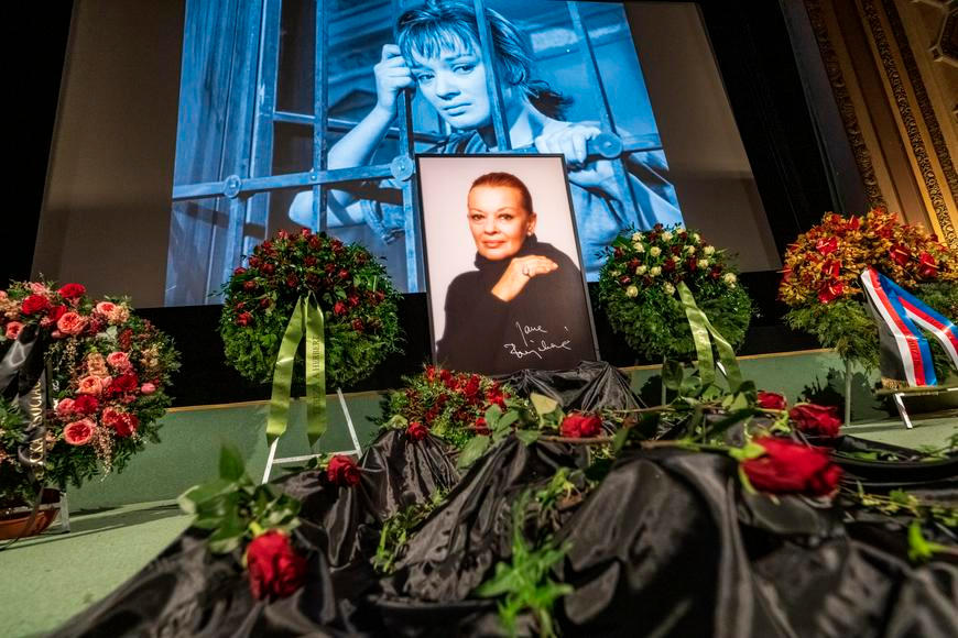 V Praze v úterý ráno začalo poslední rozloučení s herečkou Janou Brejchovou