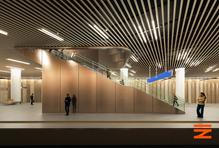 Samotná stanice Praha-Dejvice má být ukázkou současné, ale střídmé architektury. Podle zveřejněných vizualizací sází na čisté linie, promyšlené detaily a materiály, které kombinují hladké plochy s reliéfní strukturou kamene. Z jednoho úhlu působí obklady minimalisticky, z druhého odhalují plastický povrch – nenápadná hra světla a stínu dodává prostoru hloubku bez okázalosti.