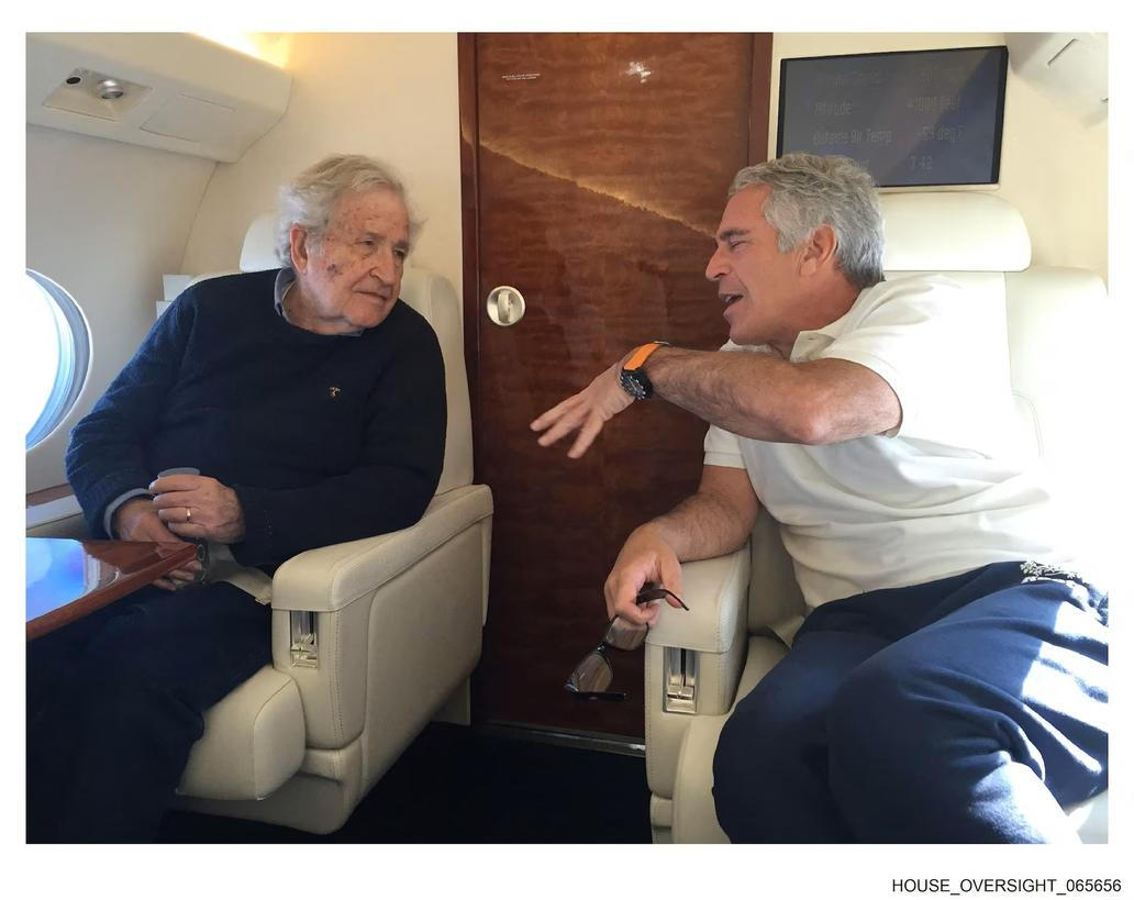 Americký intelektuál Noam Chomsky v soukromé e-mailové komunikaci v roce 2019 Epsteinovi doporučoval, aby se stáhl do ústraní a vyhýbal se mediálním „supům“.