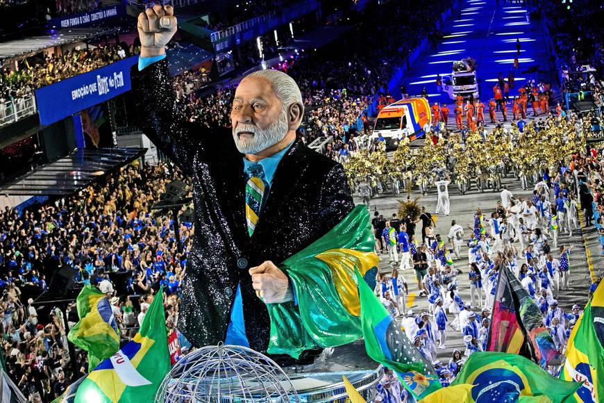 Kampaň jako samba v „sovětském stylu“? Prezident zneužil karneval, zlobí se kritici