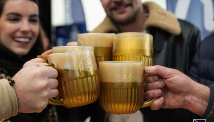 Pivo k fandění jednoduše patří.