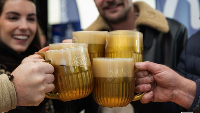 Pivo k fandění jednoduše patří.