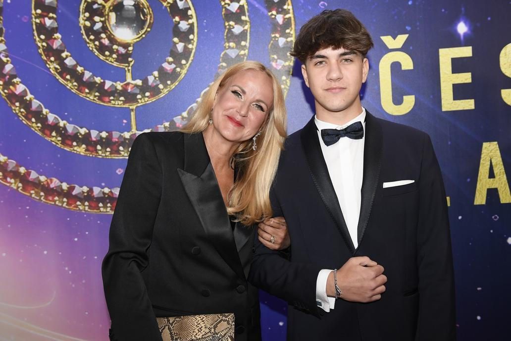 Syn Jakub Svoboda mámu výjimečně doprovází do společnosti. Vendula Pizingerová, Jakub Svoboda