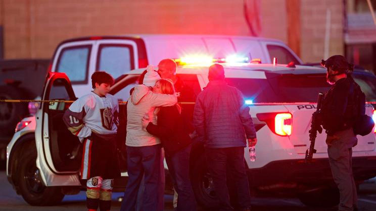 Policejní a záchranná vozidla před halou Dennis M Lynch Arena, krytým kluzištěm, po střelbě v Pawtucketu.