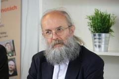 Jazykovědec Karel Oliva nevidí všechny změny v češtině automaticky jako špatné.