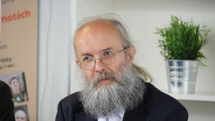 Jazykovědec Karel Oliva nevidí všechny změny v češtině automaticky jako špatné.