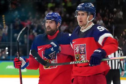 Martin Nečas (vpravo) a Filip Hronek slaví první gól Čechů proti Dánsku.