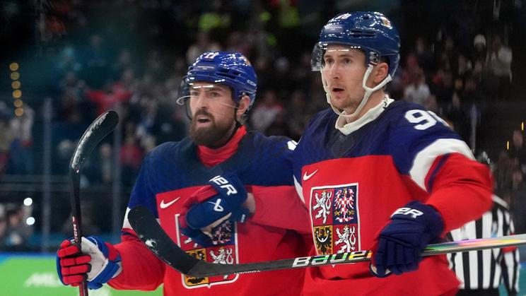 Martin Nečas (vpravo) a Filip Hronek slaví první gól Čechů proti Dánsku.