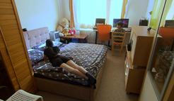 Temperamentní Eva zamíří do rodiny, kde se pokusí přesvědčit tatínka, pro kterého je sport na prvním místě, že stejně důležitá je i rodina. Andrea se naopak vydá do domácnosti k partnerovi, který se intenzivně věnuje sociálním sítím. Obě ženy vystoupí ze svých komfortních zón, aby poznaly odlišné postoje, hodnoty i každodenní fungování nové rodiny.