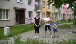 Temperamentní Eva zamíří do rodiny, kde se pokusí přesvědčit tatínka, pro kterého je sport na prvním místě, že stejně důležitá je i rodina. Andrea se naopak vydá do domácnosti k partnerovi, který se intenzivně věnuje sociálním sítím. Obě ženy vystoupí ze svých komfortních zón, aby poznaly odlišné postoje, hodnoty i každodenní fungování nové rodiny.