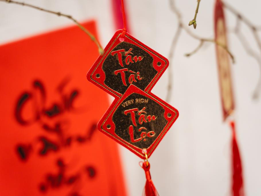 Nejmladší členové rodiny zpravidla dostávají obálky s penězi lì xì.