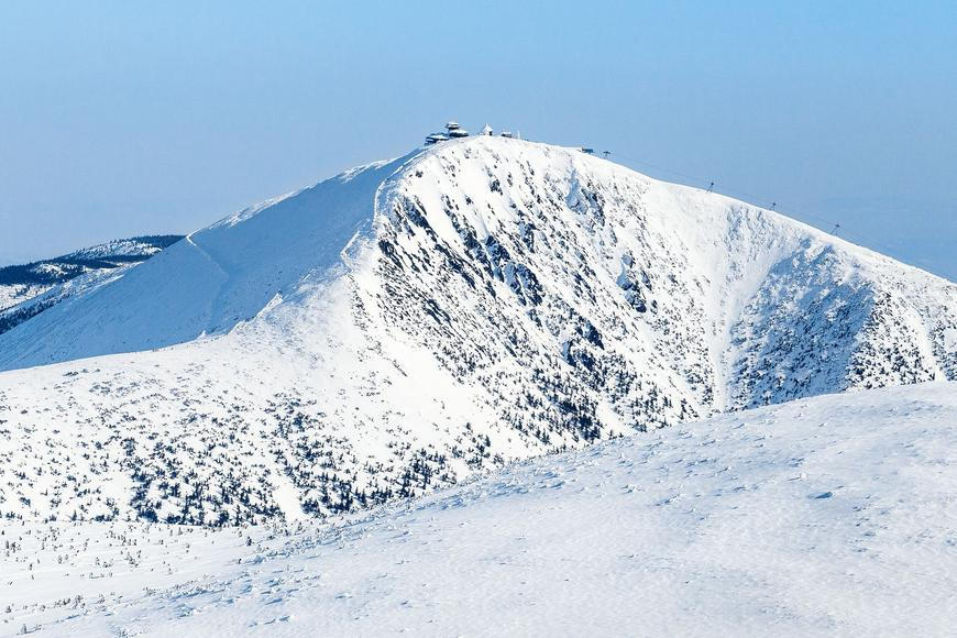 Velký sníh a vítr v Krkonoších. Lavinové nebezpečí stouplo na druhý stupeň nebezpečí