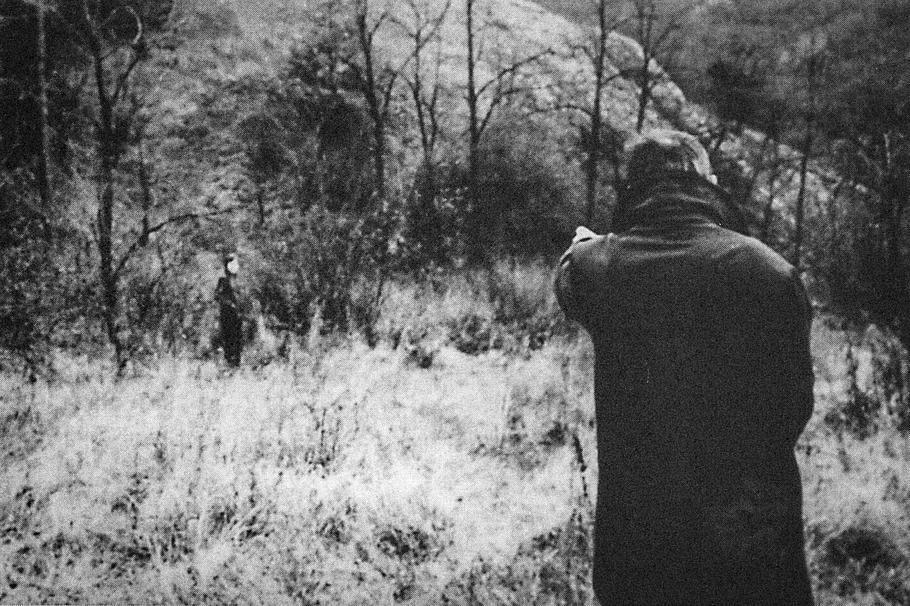 Jiří Markovič při vyšetřování na místě činu v Prokopském údolí. 80. léta.