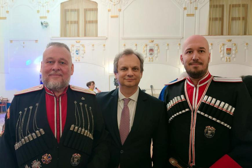 „Nemají tu zbraně.“ Špičky sankcionovaného Ruského domu se baví v Praze