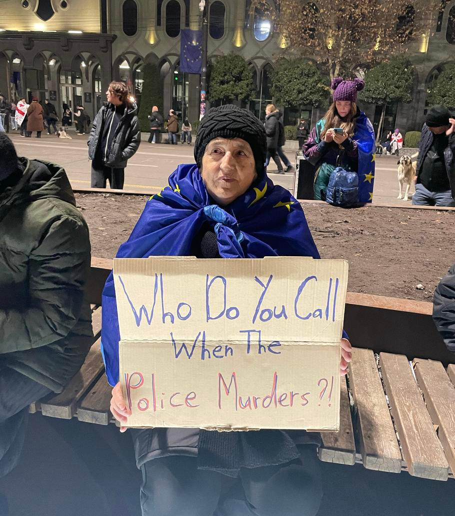 „Komu zavoláte, když vraždí policie?“ ptá se žena během protestů v Gruzii.