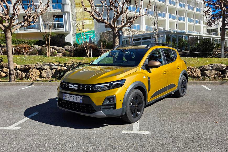 Taková spotřeba Čechy potěší. Projeli jsme vylepšený hybrid i plynovou novinku Dacie