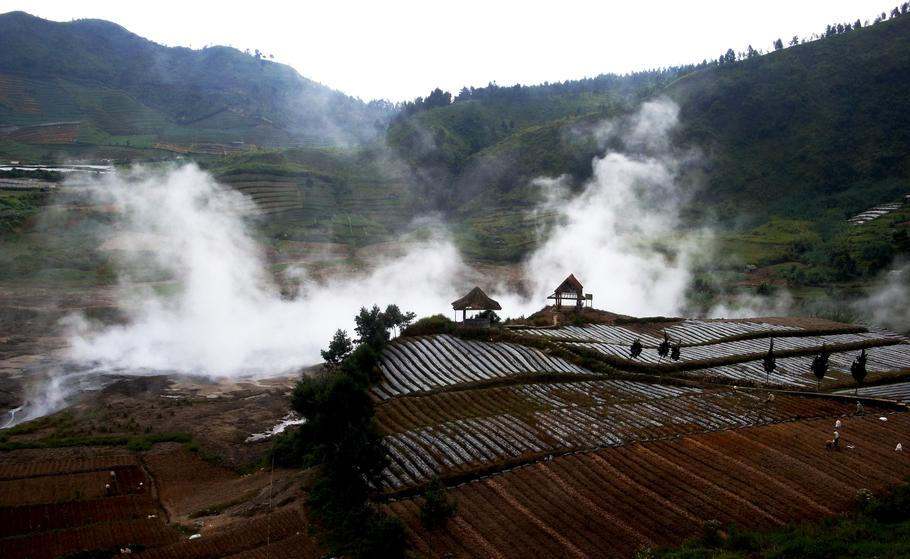 Poklidná krajina u Baturu na Dieng Plateau, kde v roce 1979 oxid uhličitý ze Sinily zabil 149 lidí. Snímek z roku 2020 ukazuje místo, které dnes působí idylicky, ale patří k nejtragičtějším katastrofám v Indonésii.