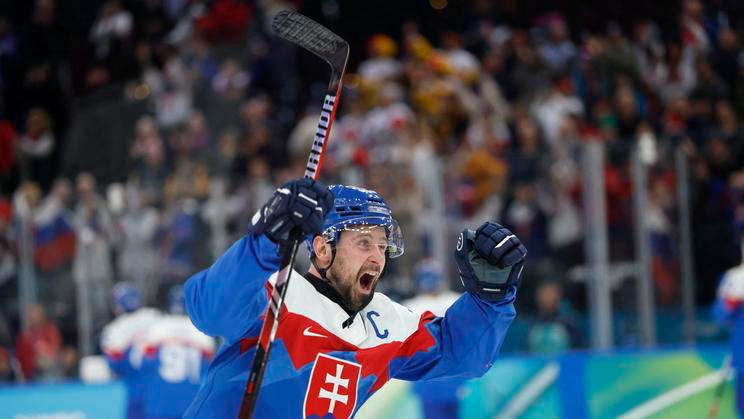Tomáš Tatar slaví postup Slováků do semifinále olympiády 2026.